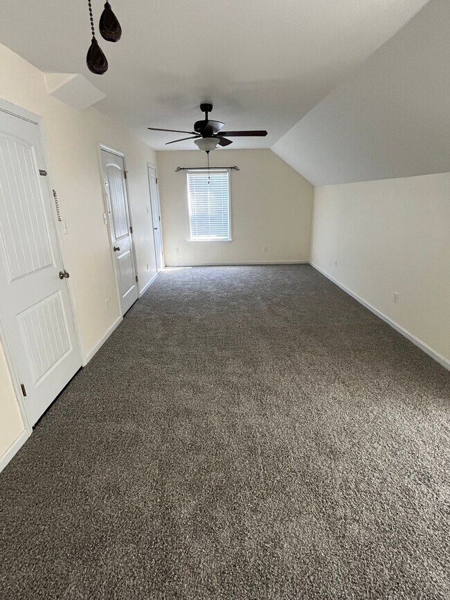 Building Photo - Beautiful large home on a dead end street