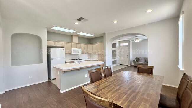 Building Photo - 643 W Casanova Ln