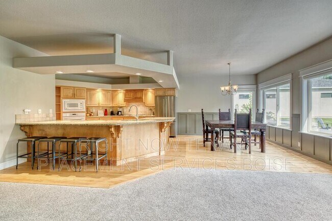 Building Photo - 1646 N Chaucer Way