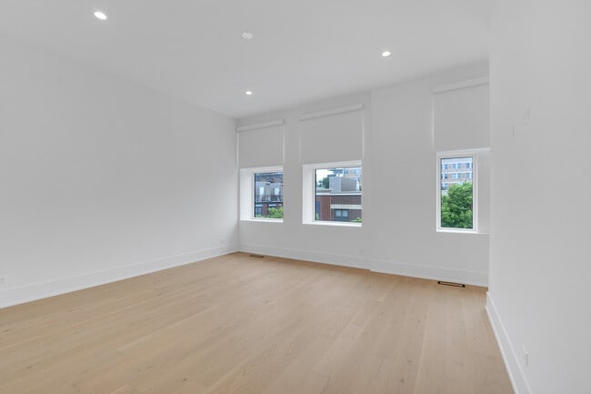 Building Photo - 505 W Elm St