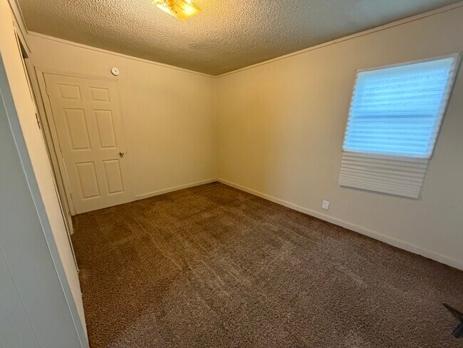 Building Photo - 601 W Woodbury St