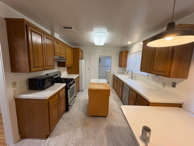Building Photo - 894 S Los Robles Ave