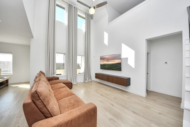 Building Photo - 30119 Gallatin River Ln