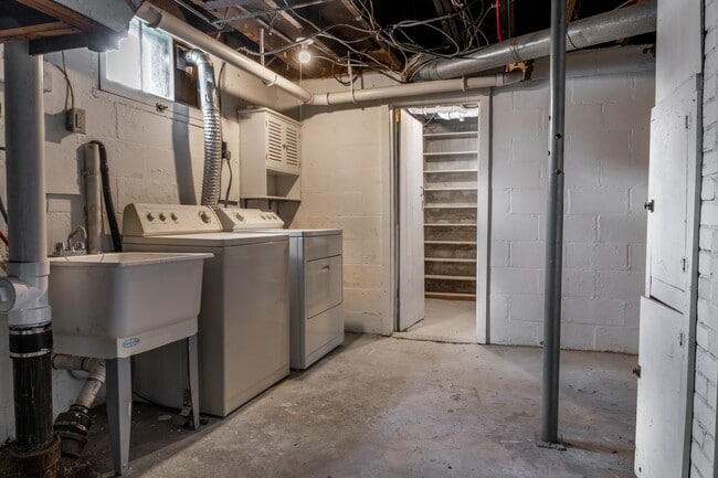 Building Photo - 712 W 22nd St
