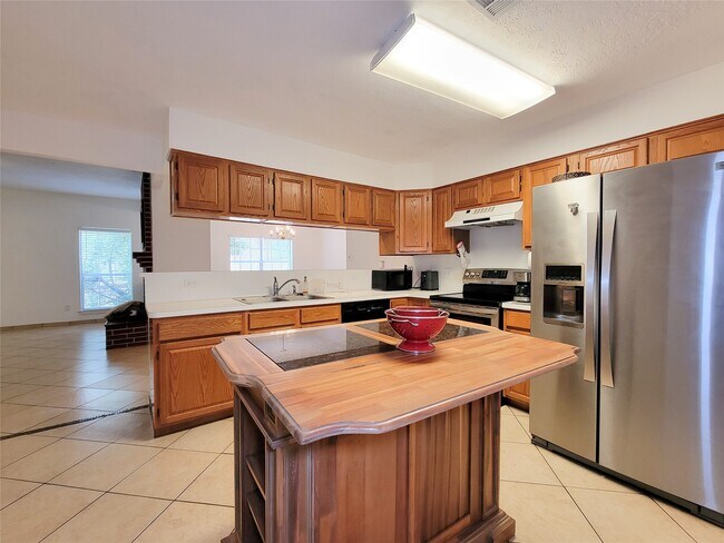 Building Photo - 2431 Edgewood Dr