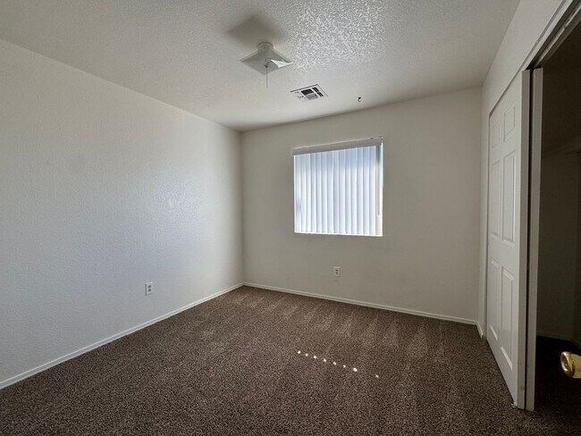 Building Photo - 3BR Duplex with gated yard and Garage