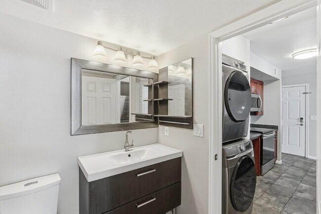 Building Photo - $1,740.95 - 2 bed/1 bath, cozy Denver Condo!