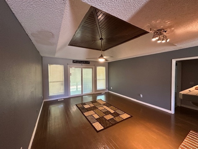 Building Photo - 7213 Lakewood Cir