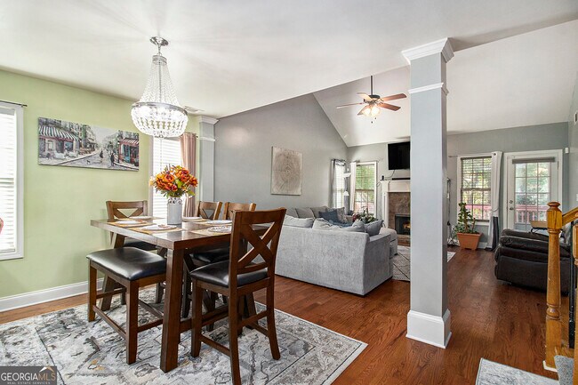 Building Photo - 4079 Essex Dr