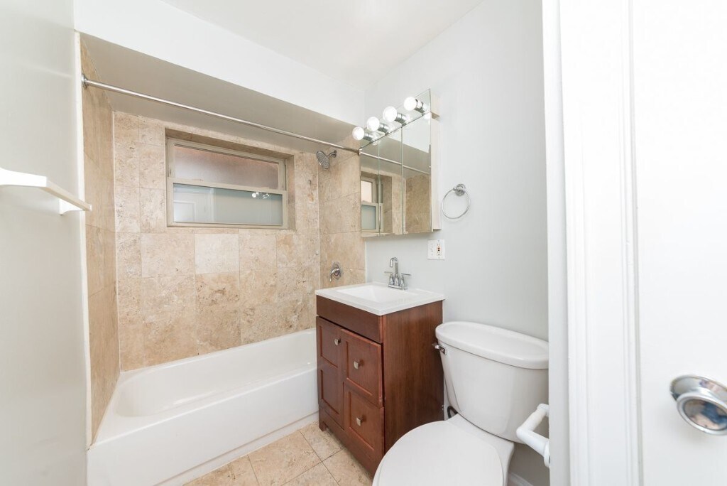 Building Photo - 4540 N Wolcott Ave