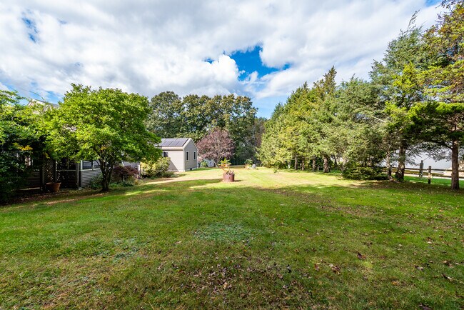 Building Photo - 131 Hemlock Dr