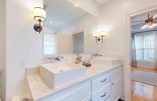 Building Photo - 100 Sweetbriar Lakes Dr