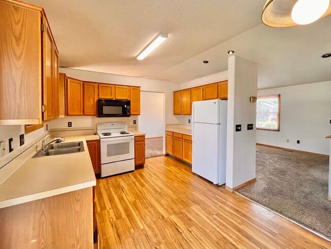 Building Photo - Spacious 4 Bed 3 Bath Home with 2-Car Atta...