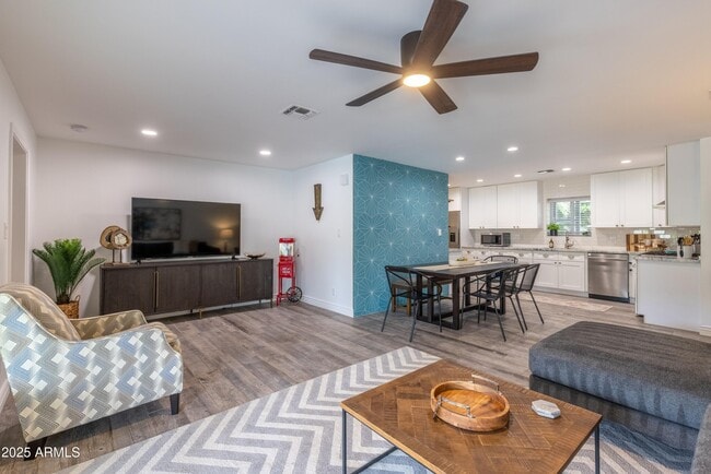 Building Photo - 4030 E Catalina Dr