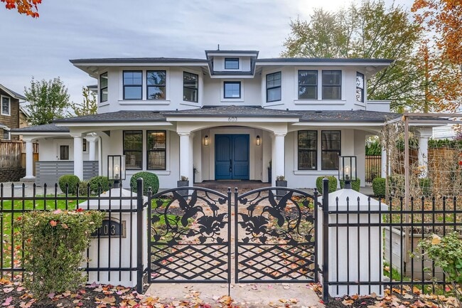 Building Photo - Stunning 5bed/5bath + Office in Prime Kirk...