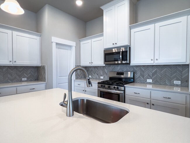 Building Photo - 3-Bedroom Home in Reed’s Crossing with Luxurious Primary Suite & Open Floor Plan, Fireplace, Wash...