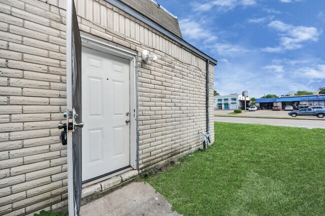 Building Photo - 12068 Beechnut St
