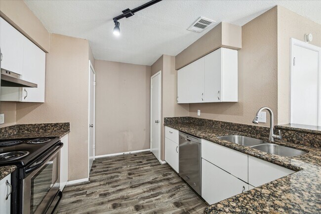 Building Photo - 2211 S Kirkwood Rd