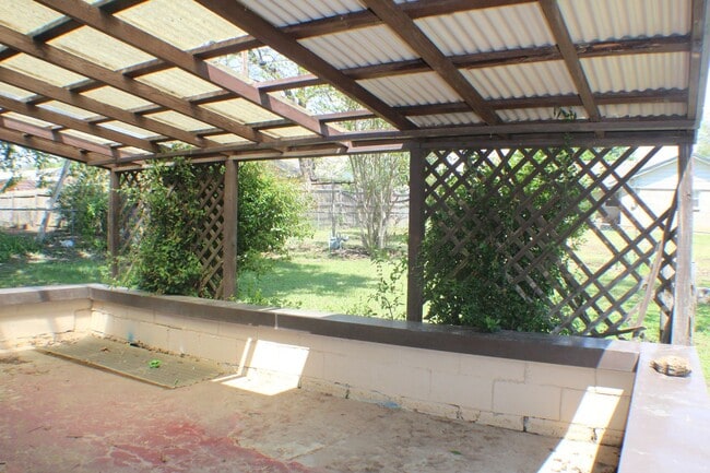 Building Photo - 628 Moraine Ave