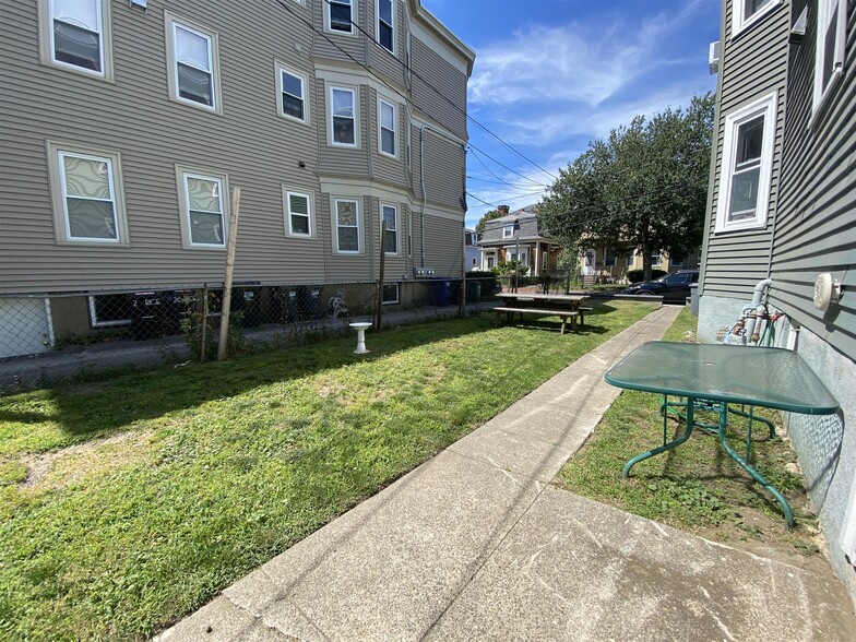 Building Photo - 22 Rice St