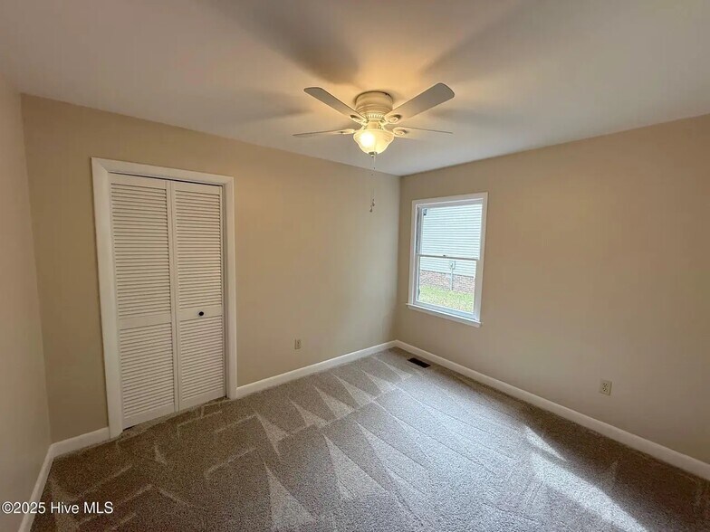 Building Photo - 107 E Baywood Ln