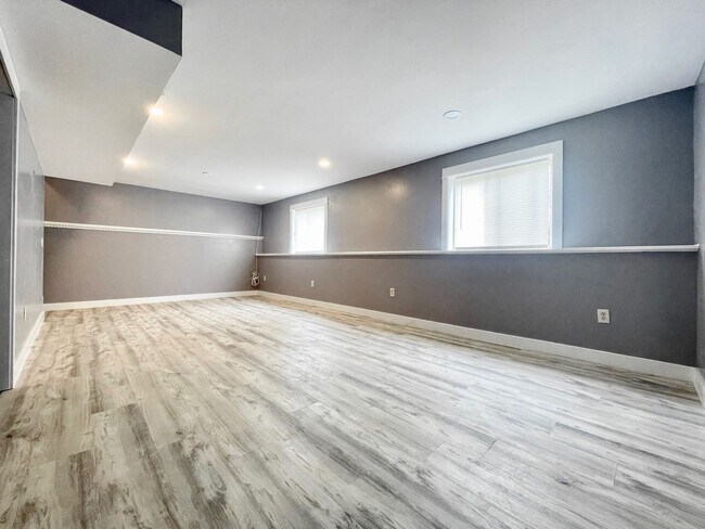 Building Photo - 2103-2105 Kinnrow Ave NW