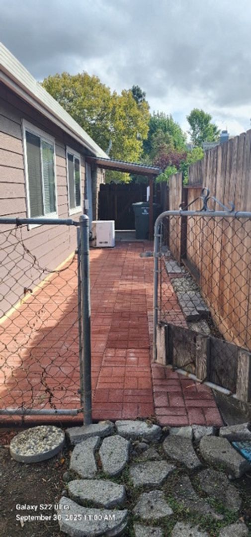Building Photo - Beautiful & Unique 3 Bed 2 Bath Home w/Cus...