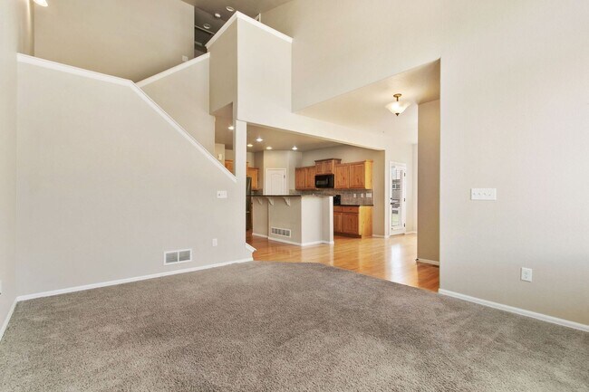 Building Photo - 3 Bedroom, 4 Bathroom, 2-Car Garage in Rig...