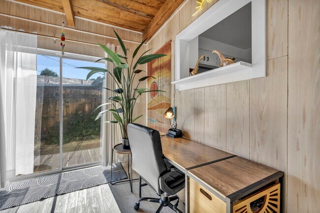 Building Photo - 405 Gregory Way