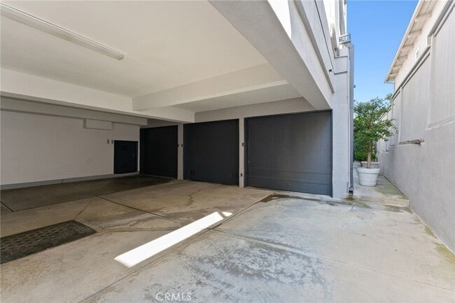 Building Photo - 1452 Loma Dr