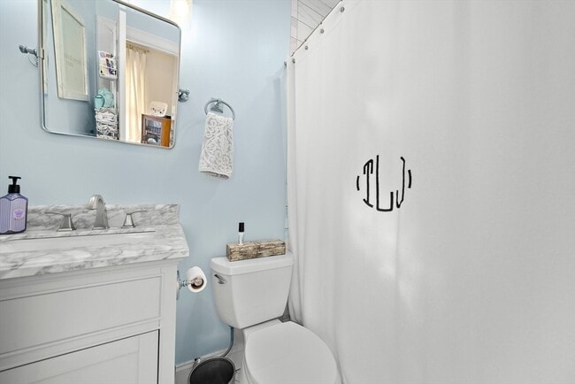 Building Photo - 11 Mason St