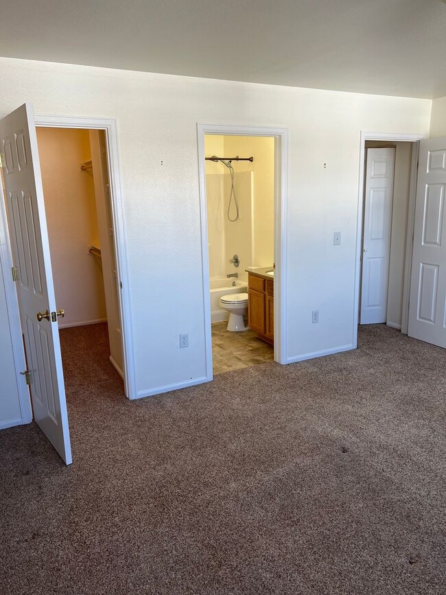 Building Photo - 3 BEDROOM, 2.5 BATHROOM TOWNHOME WITH 2 CA...
