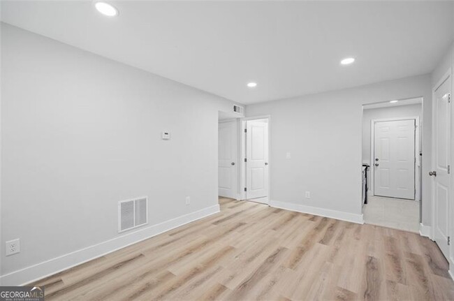 Building Photo - 1060 Oak St SW