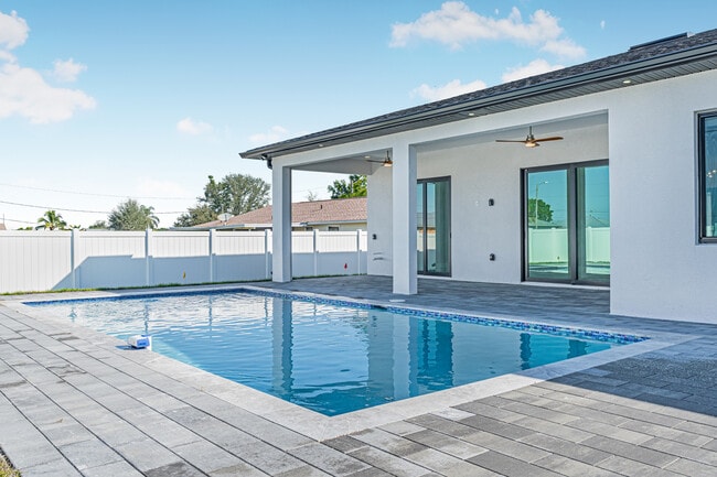 Building Photo - 2014 NE 9th Ave