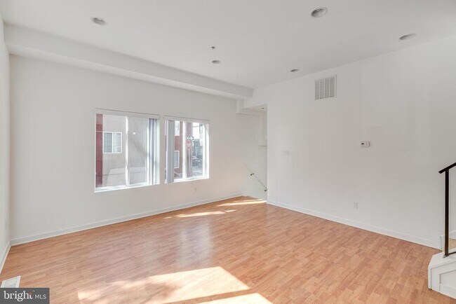 Building Photo - 220 W George St