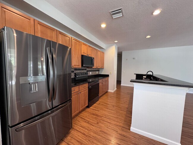 Building Photo - Bright and Inviting 3 bedroom, 2 Bath Condo in Desirable Baldwin Park