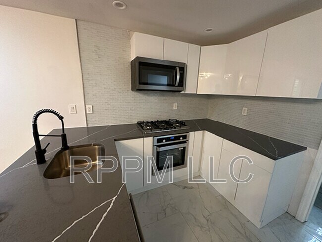 Building Photo - 659 Nassau St