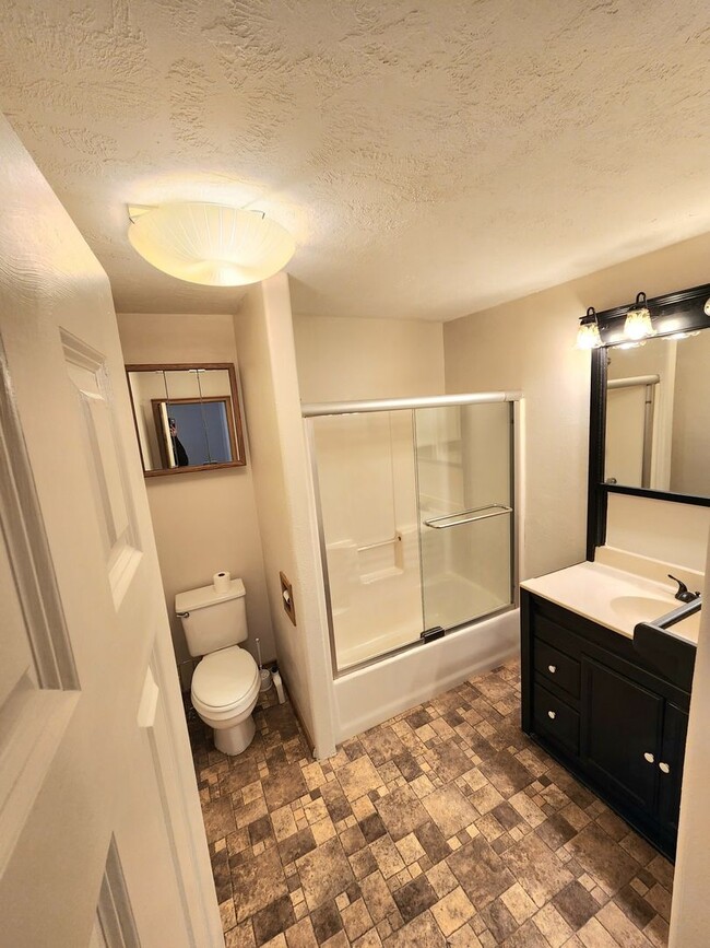 Building Photo - 2 Bedroom/2 Bath House