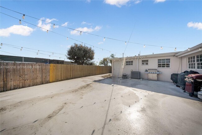 Building Photo - 10731 SW 51st Dr