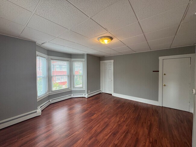 Building Photo - Updated Haverhill 2 Bedroom W/Yard | Avail...