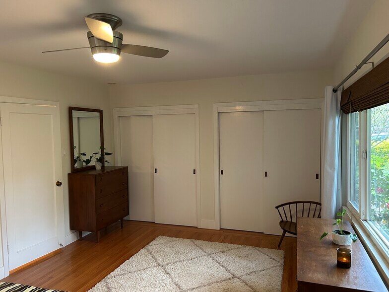 Master bedroom - 1415 Butterfield Rd