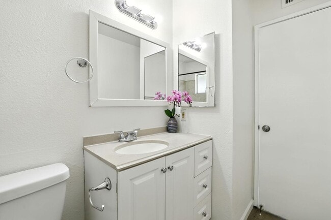 Building Photo - Gorgeous 2 Bed Condo in Foothill Farms
