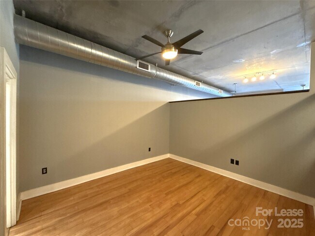 Building Photo - 505 E 6th St