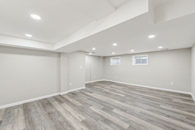 Building Photo - Charming 3 Bed 2.5 Bath Interior Townhome ...