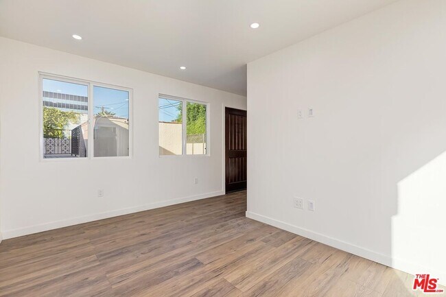 Building Photo - 144 S La Peer Dr