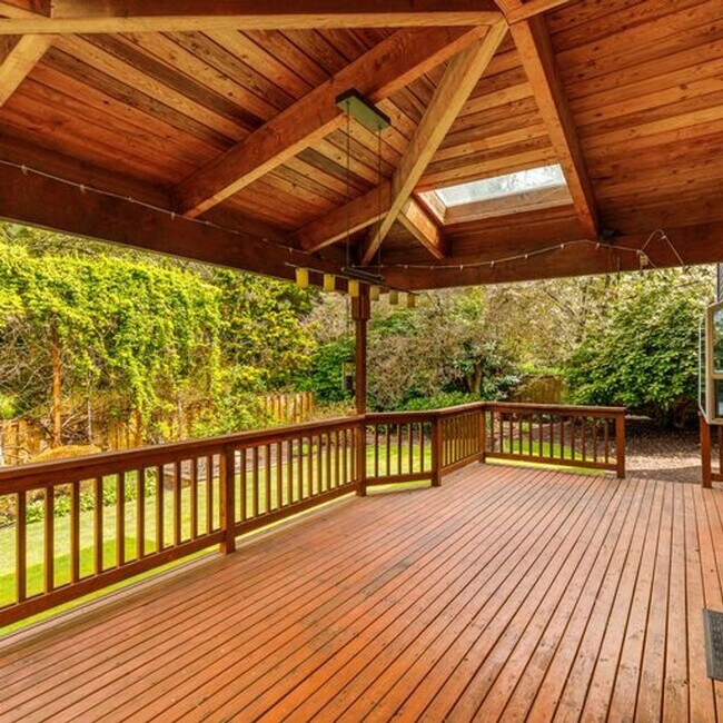 Building Photo - Secluded Lake Sammamish 3 bedroom plus bonus room!