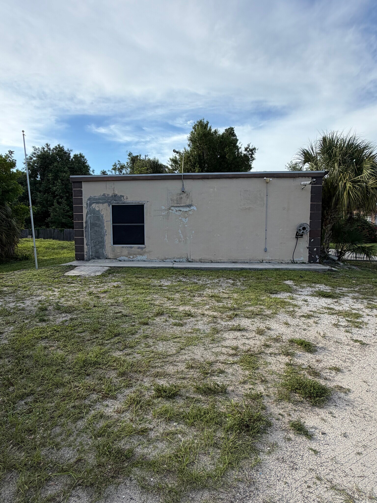Building Photo - 2020 Laurel Ln