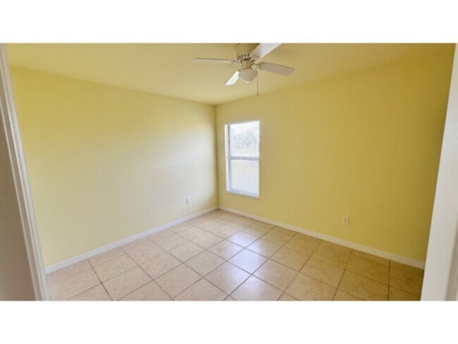 Building Photo - 3 Bedroom 2 Bath 1 Car garage Duplex! Convenient Location! SW Cape!