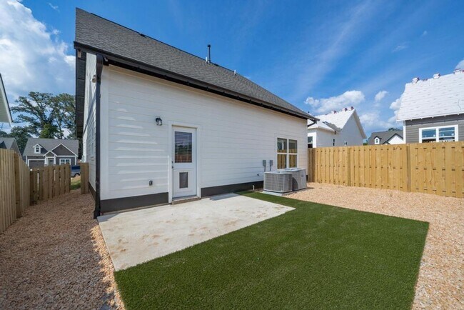 Building Photo - Spacious home with primary suite on main l...