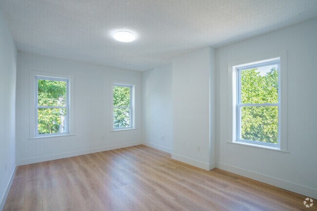 4BR, 1BA - 1150SF - Living Room - 10 Mount Pleasant Ave